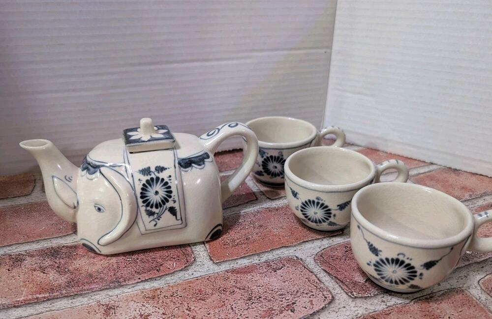 Vintage Asian Ceramic Elephant Teapot Oriental Japanese Delft Style Kettle Cups